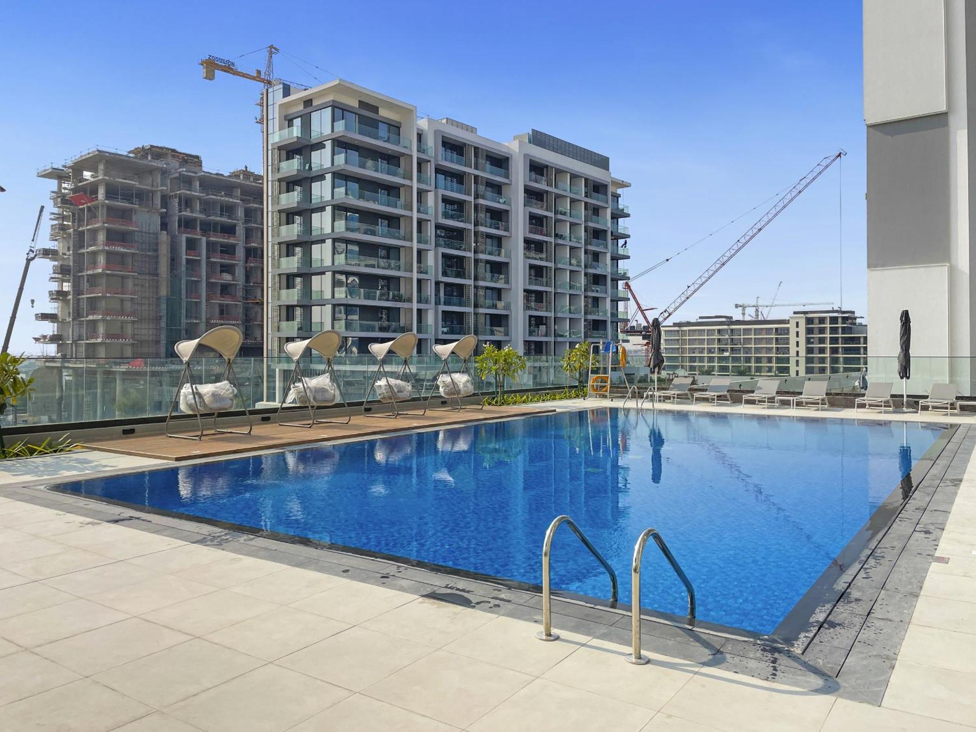 Vayk - Luxurious 1br With Balcony In Hills Estate Apartment