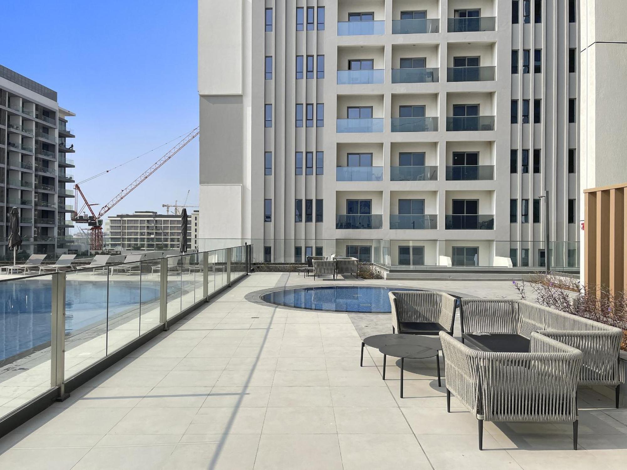 Vayk - Luxurious 1br With Balcony In Hills Estate Apartment Dubai